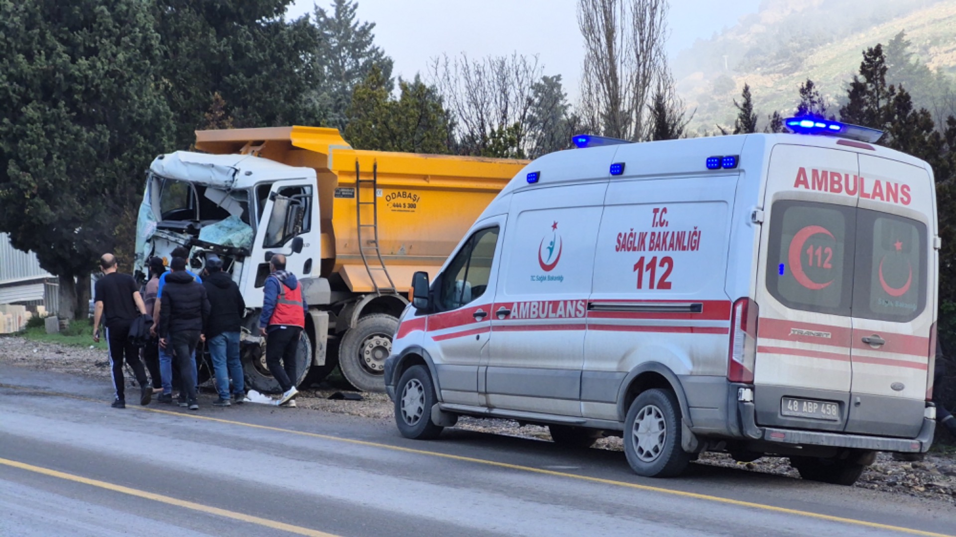 Bodrum'da kamyonlar çarpıştı: 1'i ağır 2 yaralı