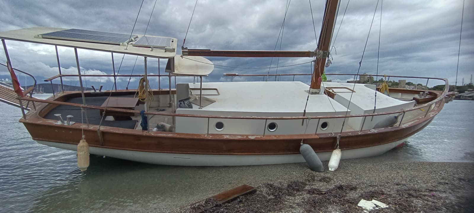 Bodrum’u ve Kos’u Fırtına Vurdu: 15 Metrelik Yelkenli Sahile Oturdu
