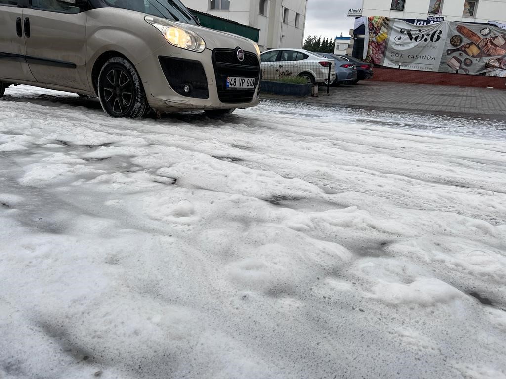 Kar değil köpük! Bodrum’da yol aniden köpürdü