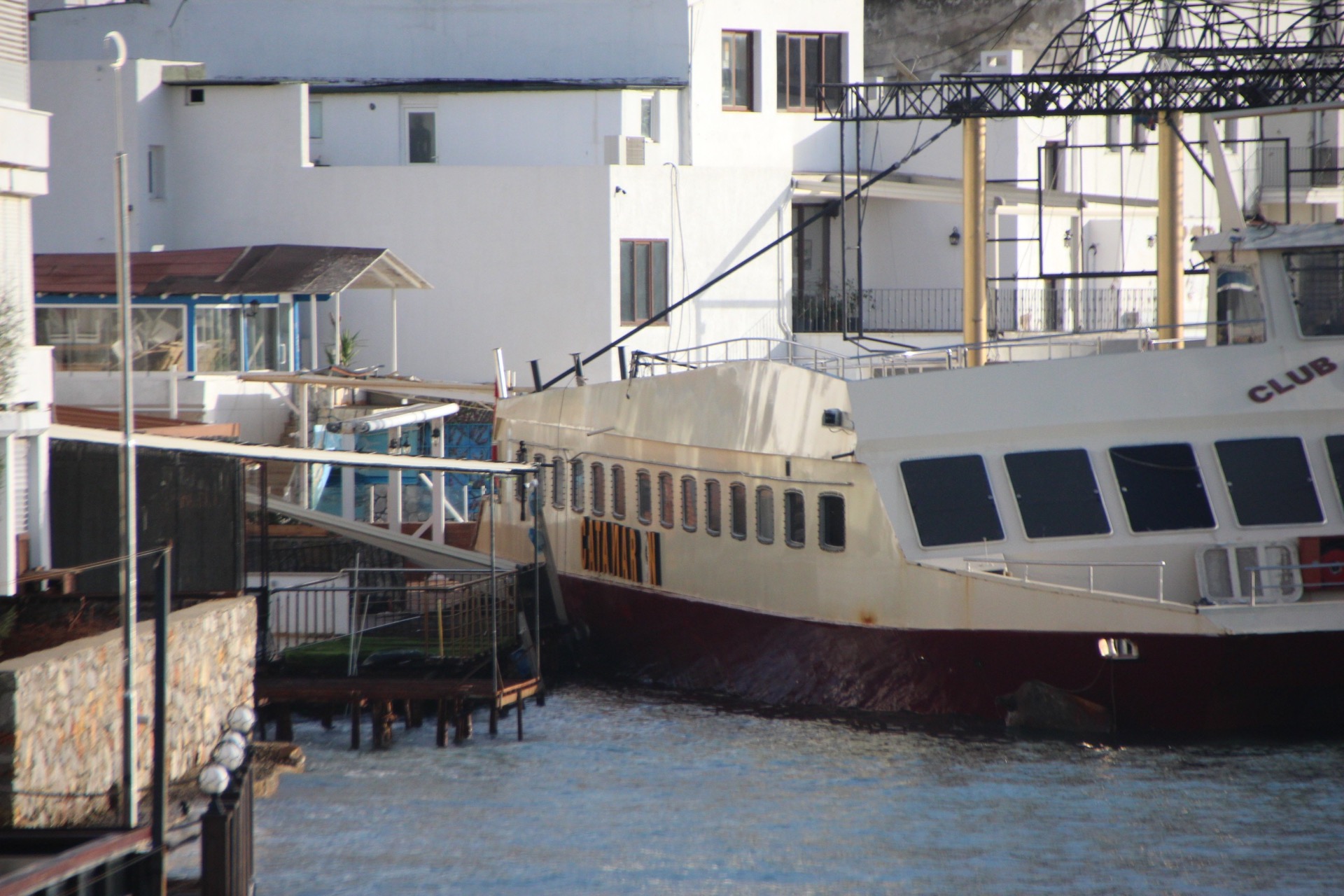  Yüzer disko Catamaran için kurtarma çalışması yapılıyor
