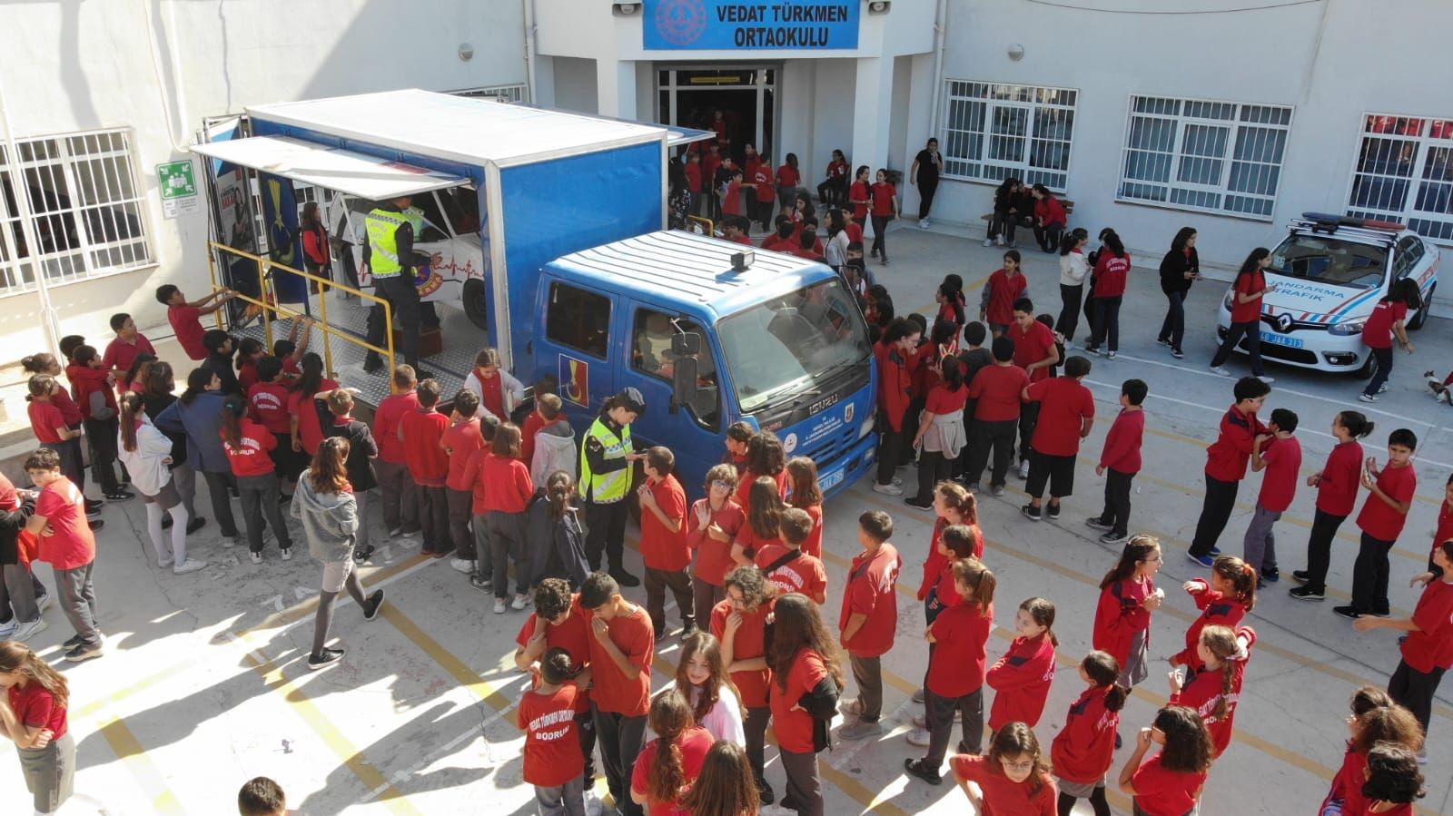  Bodrum'da öğrencilere uygulamalı emniyet kemeri eğitimi verildi