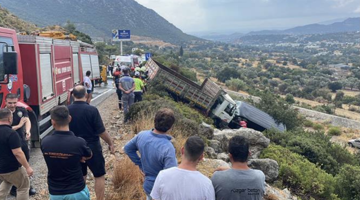  Sanatçı İbrahim Tatlıses, Bodrum'da geçirdiği trafik kazasında araçta sıkıştı. 