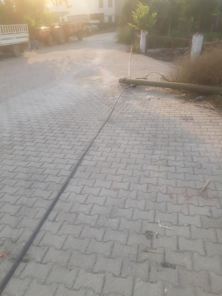 Mumcular’da devrilen telefon direği tehlike saçıyor! 