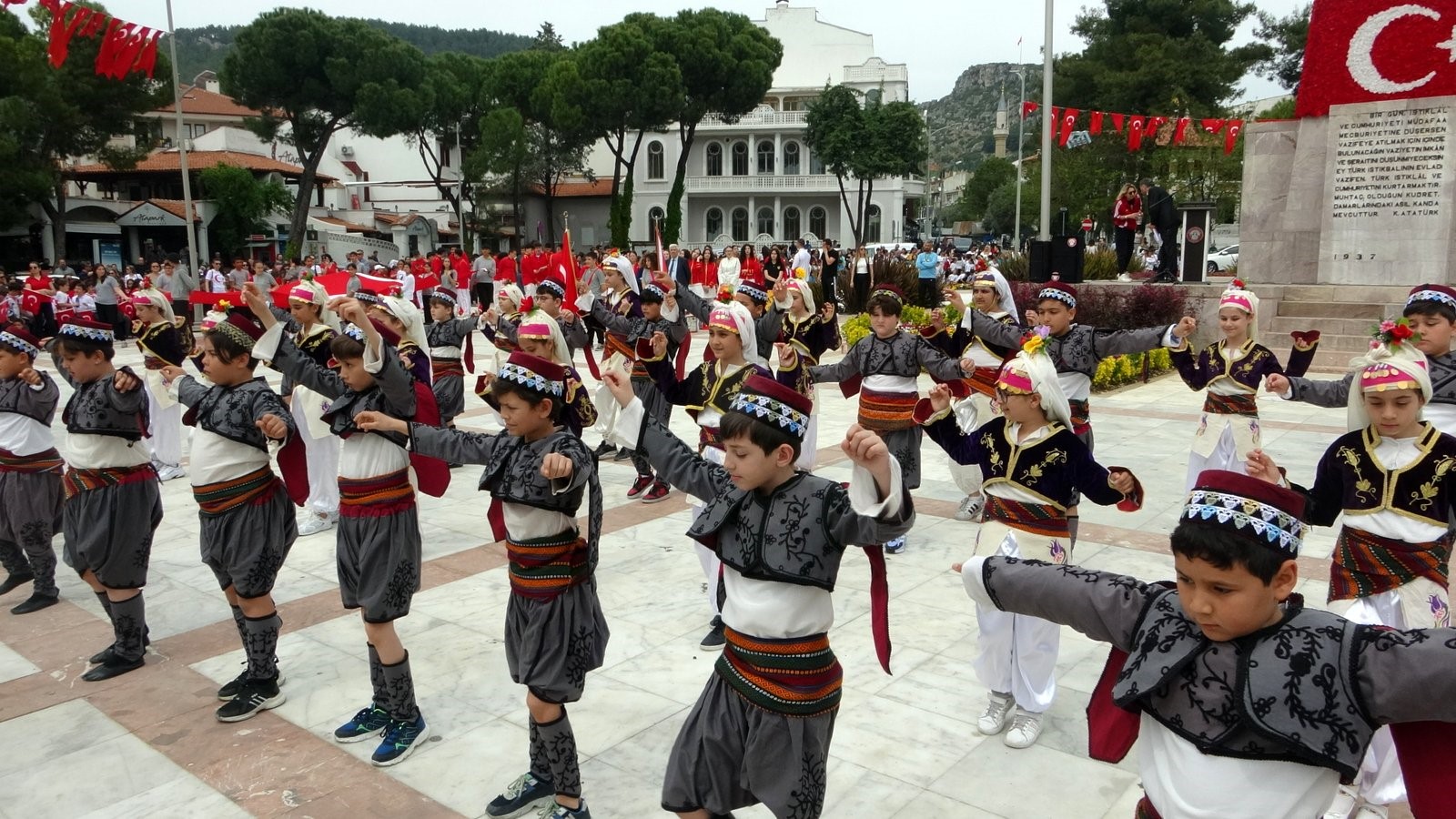 Muğla'da 23 Nisan coşkusu kortej yürüyüşüyle başladı
