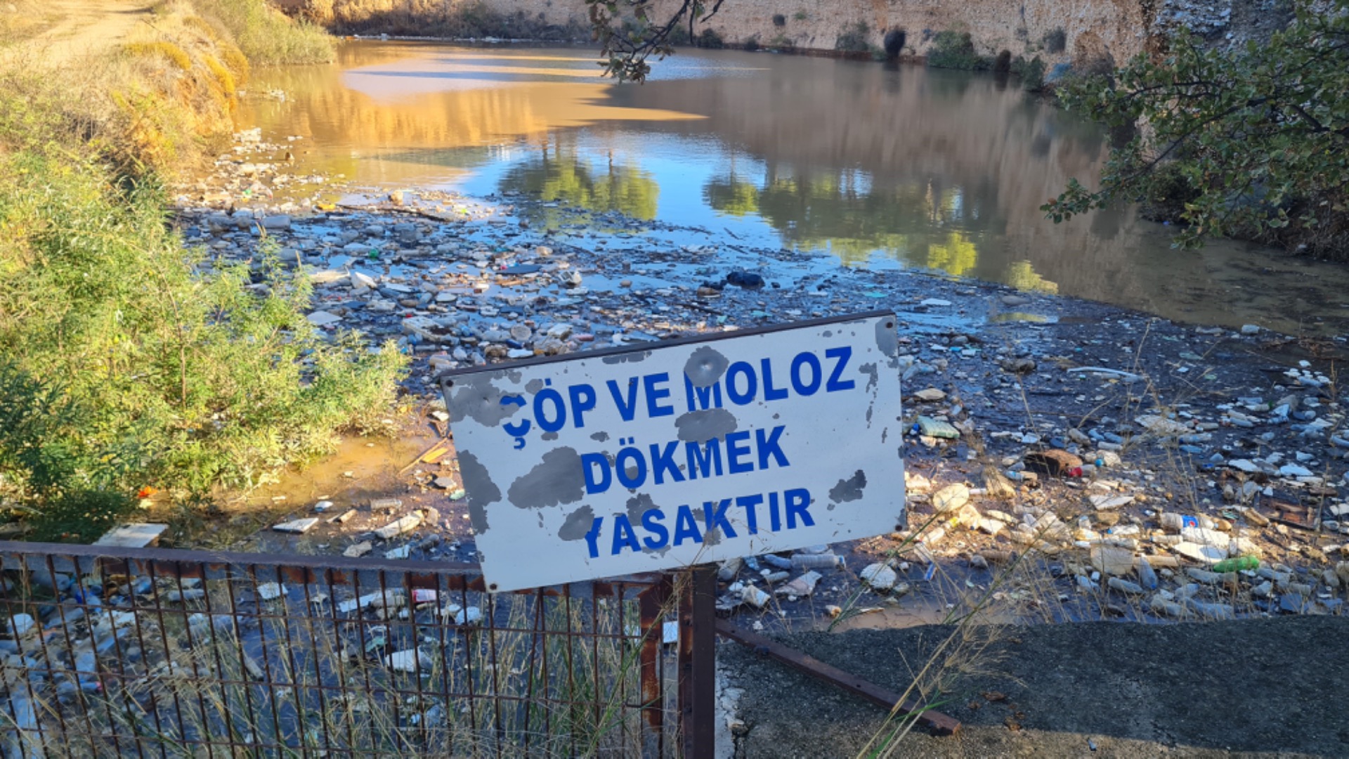 Sahile gelenler, denize sürüklenen çöplerle karşılaştı
