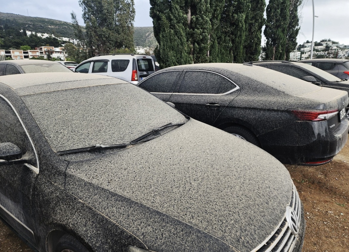 Bodrum'da gökten çamur yağdı, otomobillerin üzeri çamurla kaplandı
