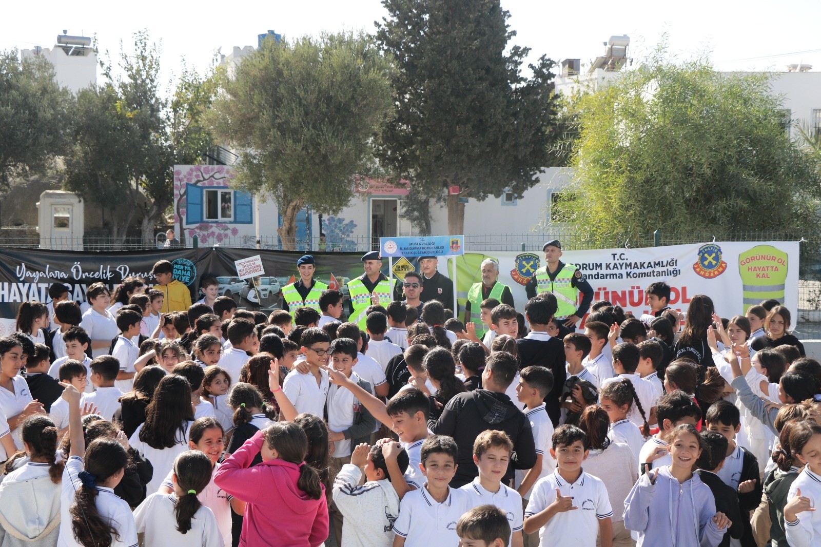  Bodrum'da öğrencilere uygulamalı emniyet kemeri eğitimi verildi