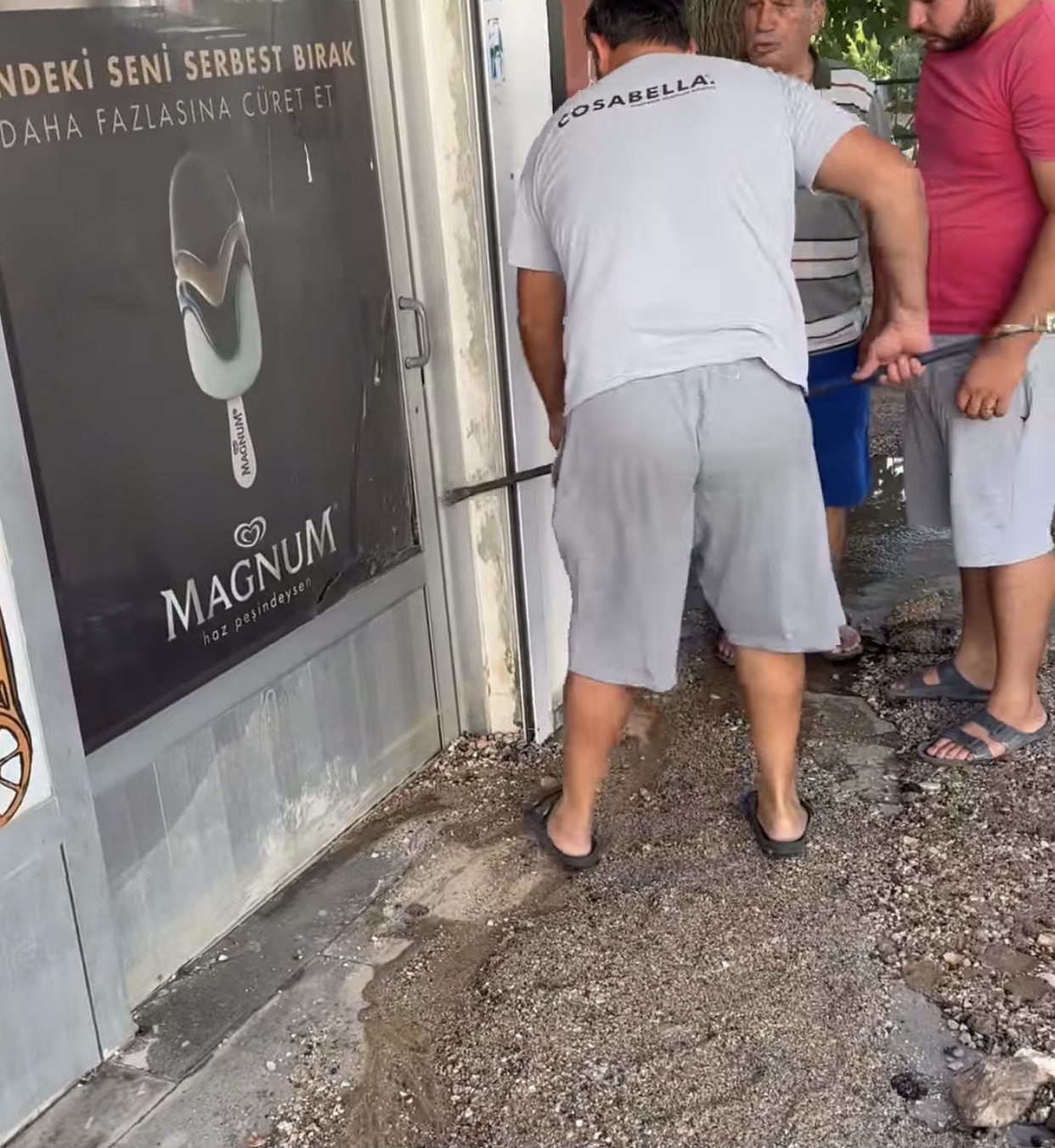 Artık yeter! Bitez’de ana su isale hattı patladı! 
