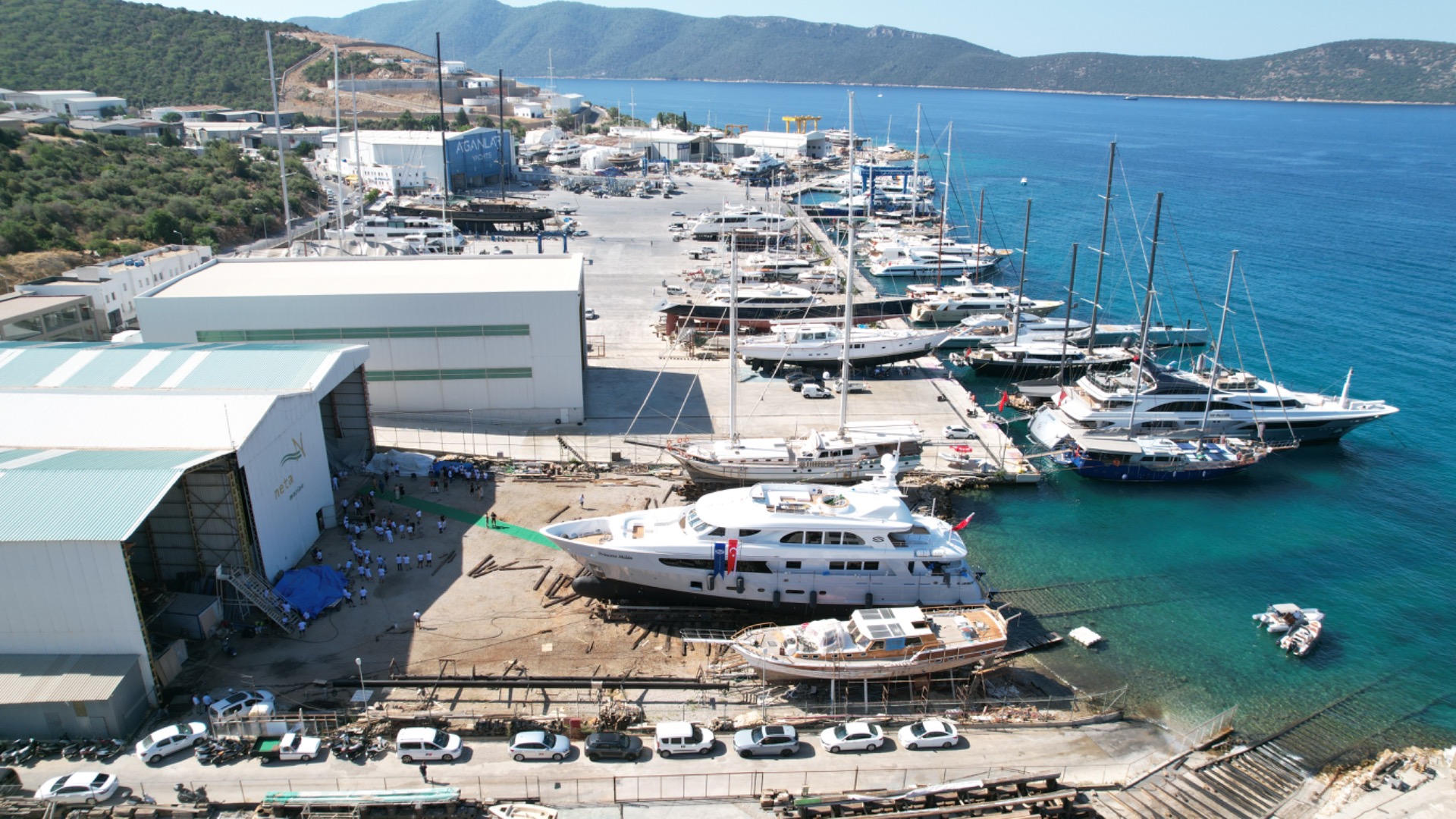 Bodrum’da üretilen milyon dolarlık yat denize indi