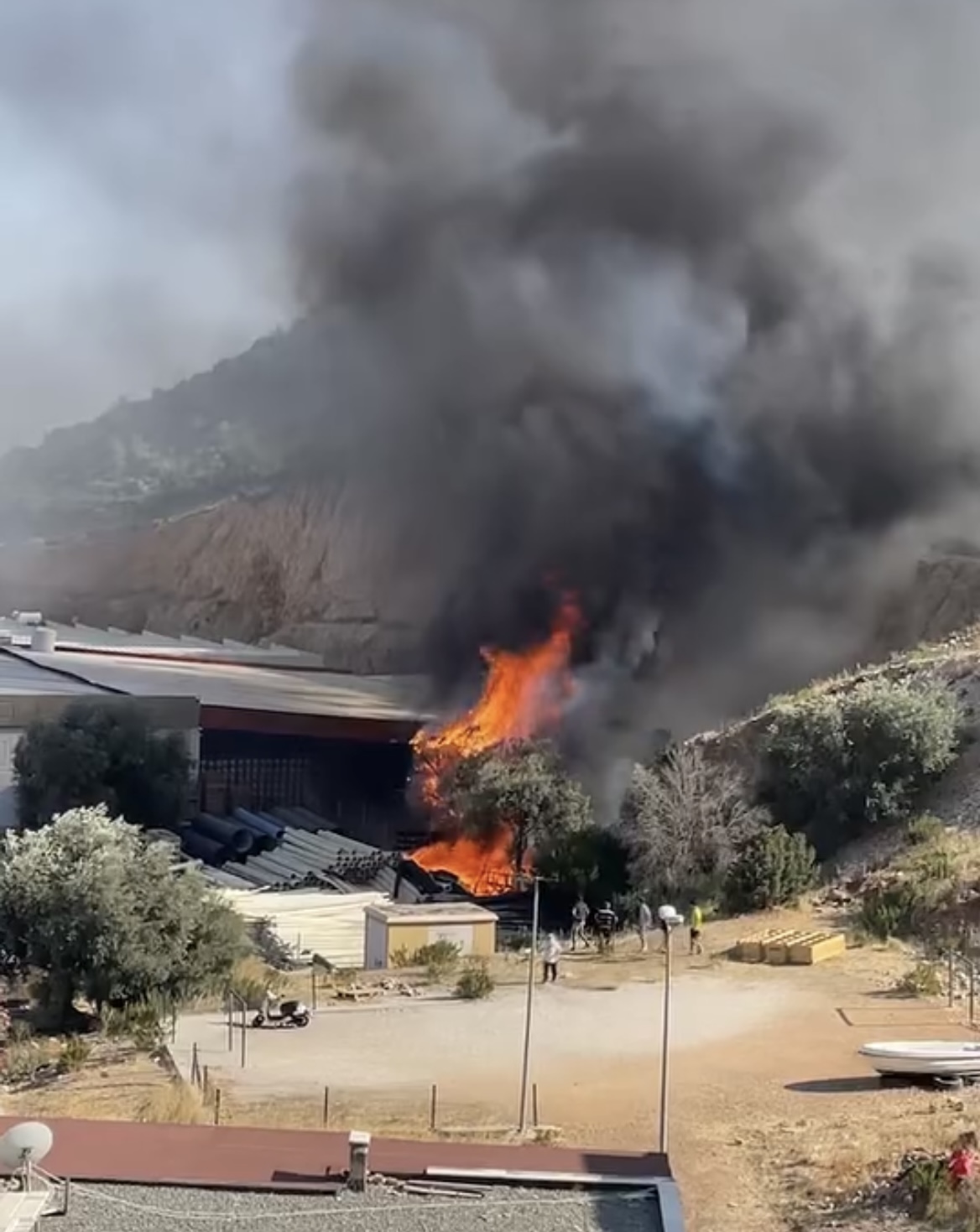 Bodrum'da açık depo alanında yangın çıktı!
