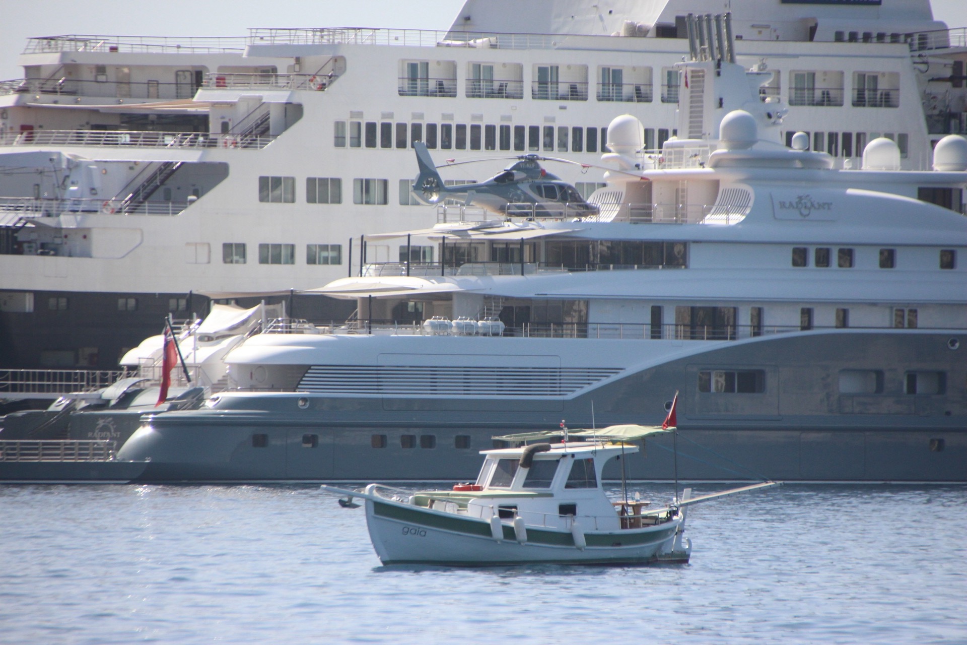 Dubai Emiri Abdulla Al Futtaim'in mega yatı 'Radiant' Bodrum’a demirledi