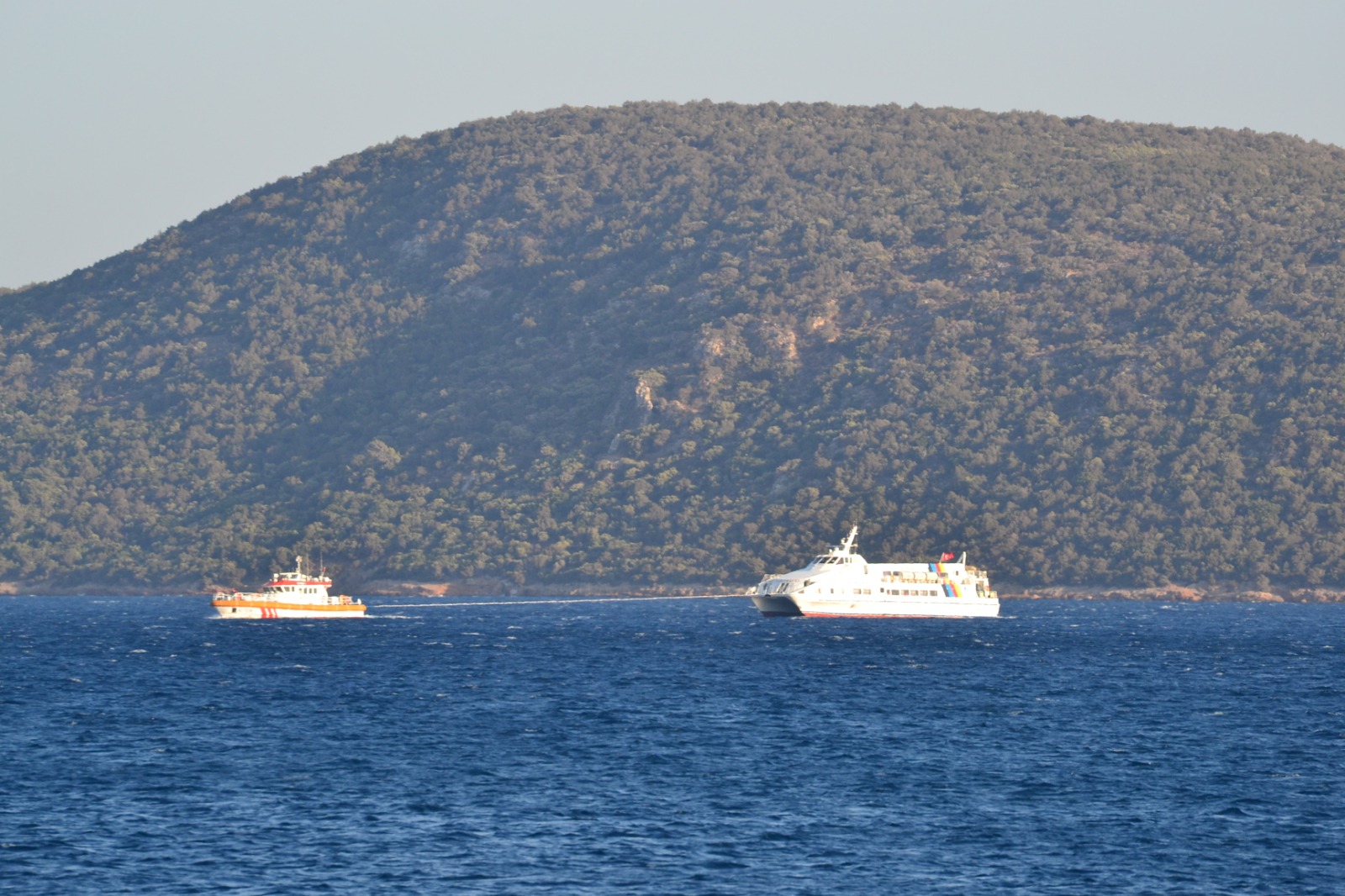 Denizde fırtınalı saatler! Arızalanan Bodrum - Kos feribotunu gemi kurtarma ve sahil güvenlik kurtardı 