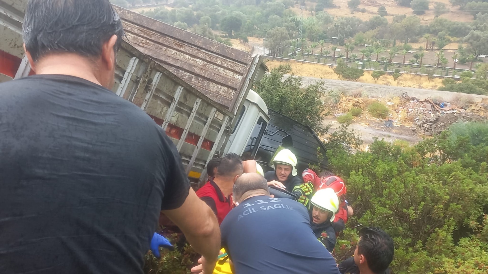  Sanatçı İbrahim Tatlıses, Bodrum'da geçirdiği trafik kazasında araçta sıkıştı. 