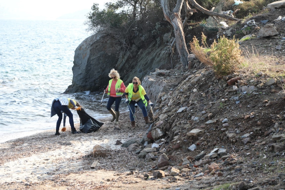 Minik öğrenciler Bodrum sahilini pırıl pırıl yaptı