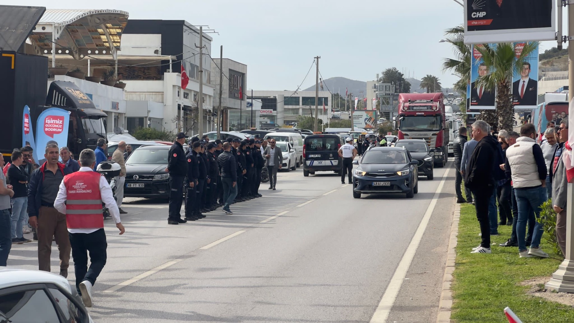 Bodrum’un Kamu çalışanı zabıtalar, CHP’li Ali Mahir Başarır’ı hazır olda saatlerce bekledi!