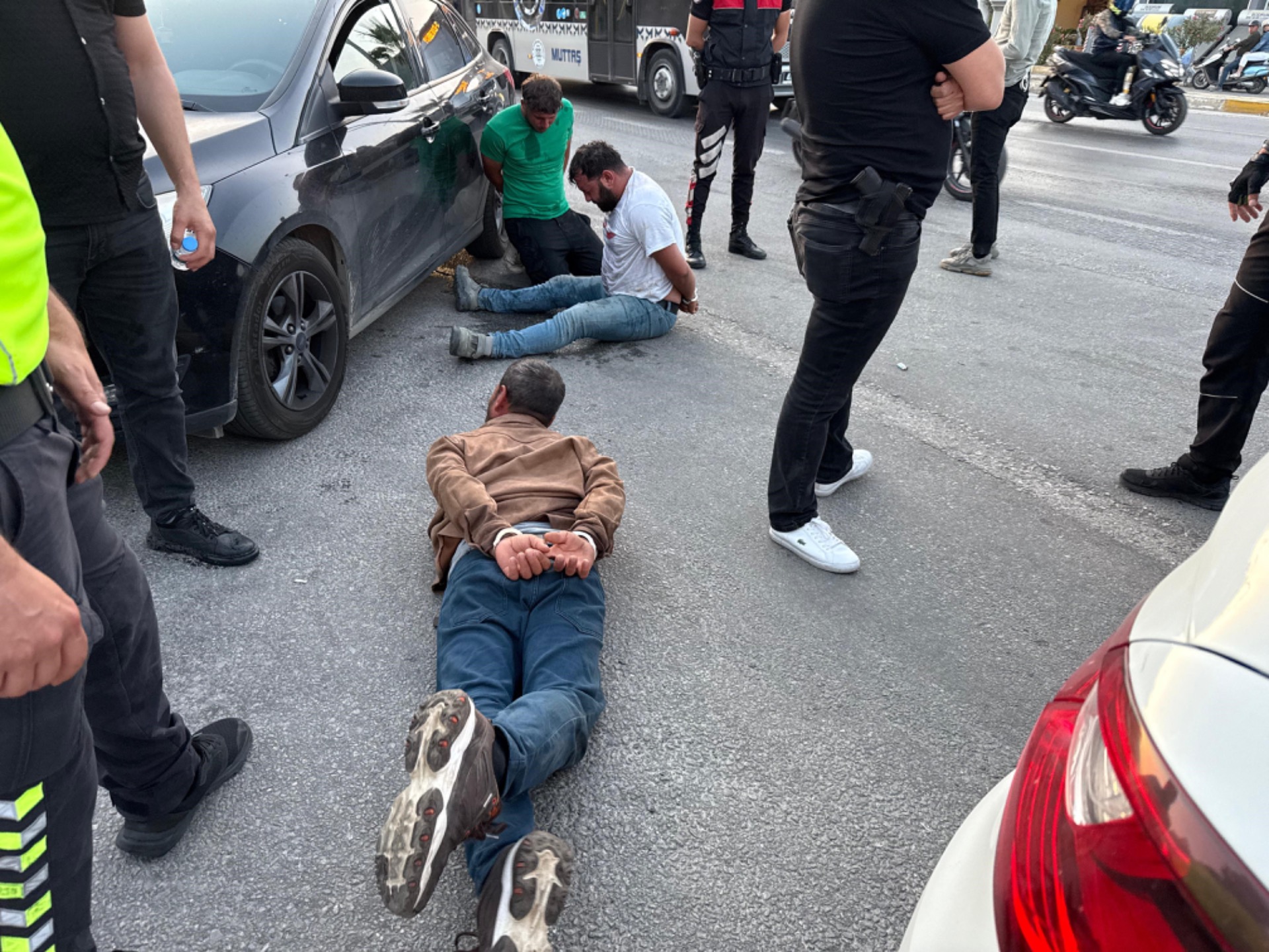 Durdurulan araçtaki şahıslar polise saldırdı: 2 yaralı, 3 gözaltı