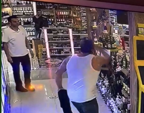 Kardeşinin marketine baltayla saldırdı