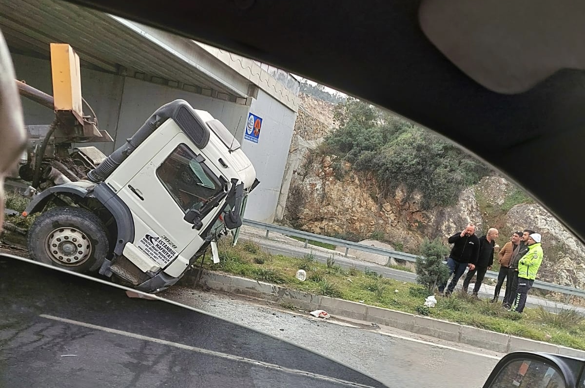  Havalimanı köprüsüne takılan Tır ikiye ayrıldı! 