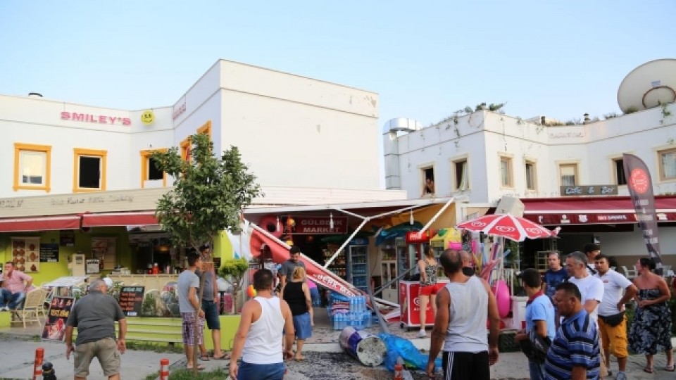 TURİST OTOBÜSÜ MARKETE GİRDİ
