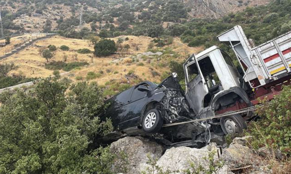  Sanatçı İbrahim Tatlıses, Bodrum'da geçirdiği trafik kazasında araçta sıkıştı. 