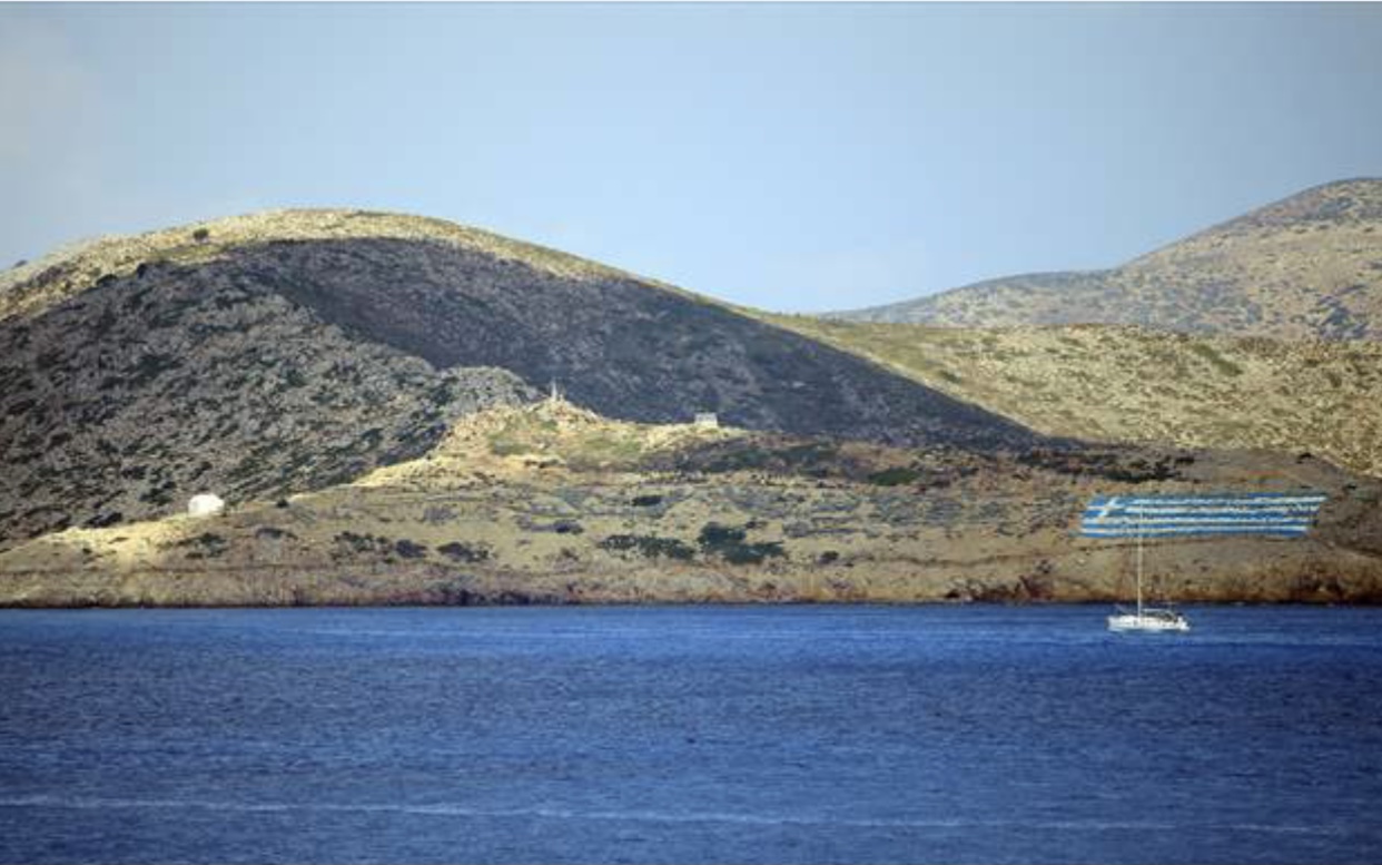 Keçi Adası'ndaki Yunan askerleri ve adaya yerleştirilen ağır silahlar görüntülendi