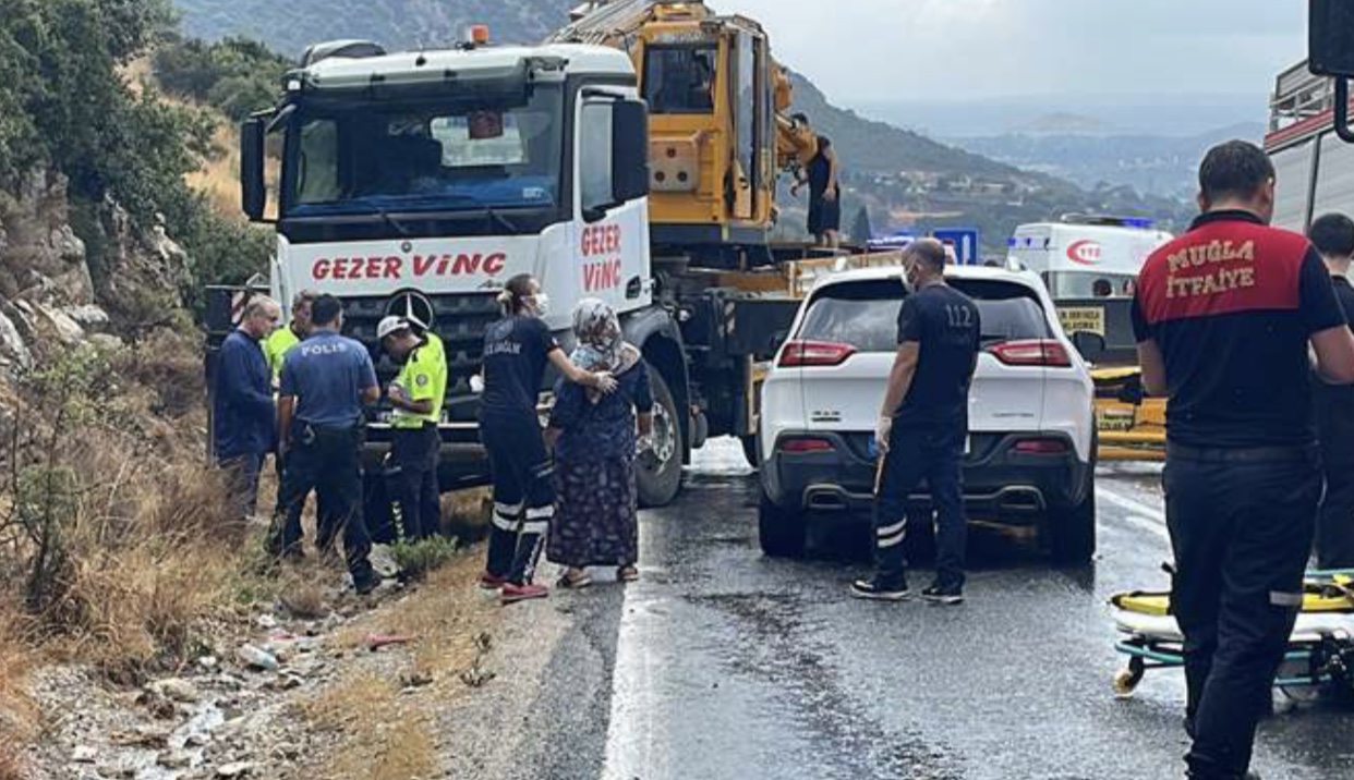  Sanatçı İbrahim Tatlıses, Bodrum'da geçirdiği trafik kazasında araçta sıkıştı. 