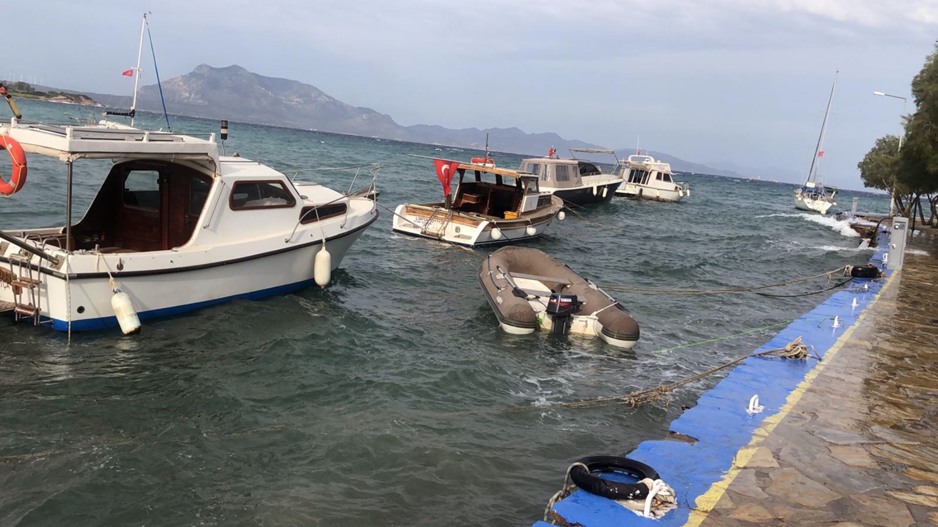 Fırtınada tekneler büyük tehlike atlattı