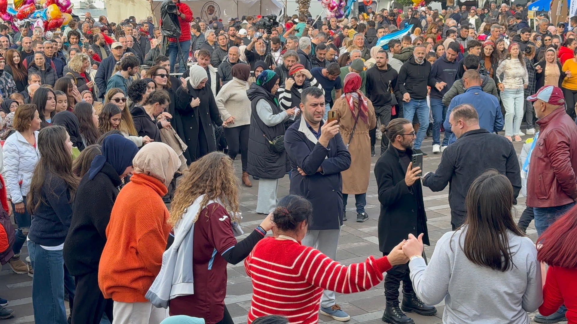 Bodrum'da hamsi ziyafeti: 3 ton hamsi dağıtıldı
