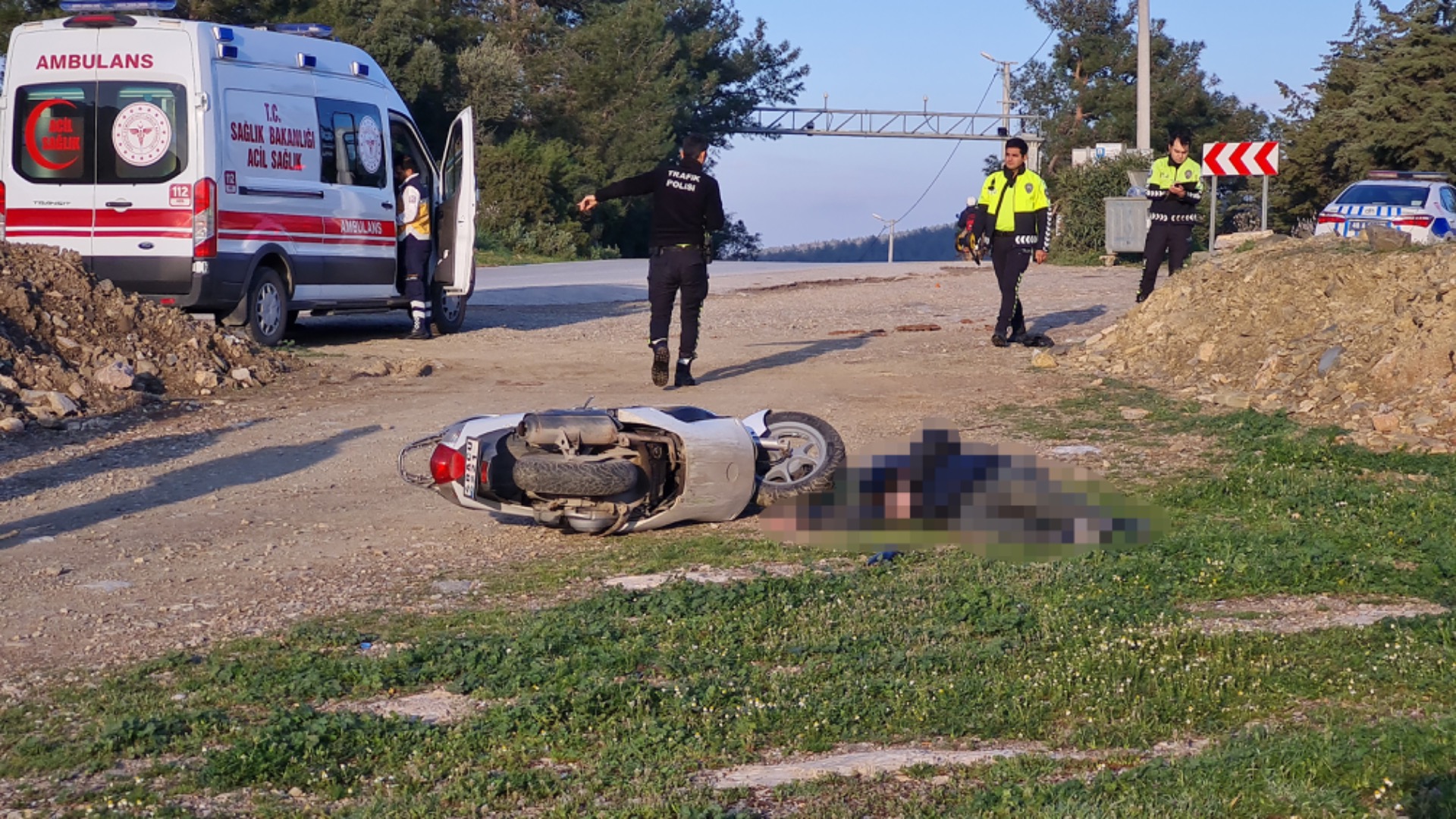 Motosikletin yanında ölü bulundu