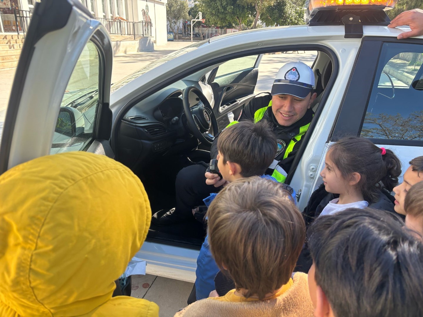 İlkokul öğrencilerine trafik bilinci eğitimi