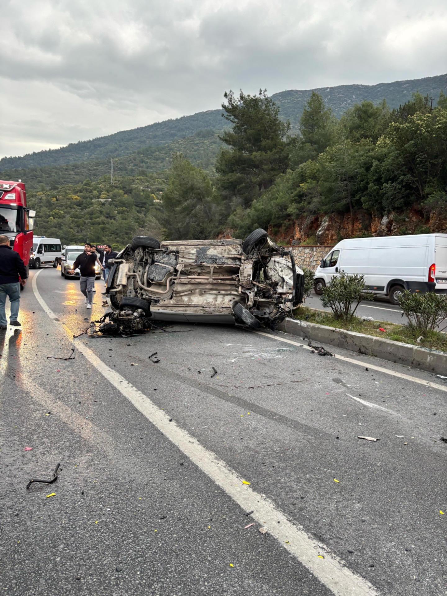 Virajı alamadı, karşı şeride geçerek taksiye çarptı