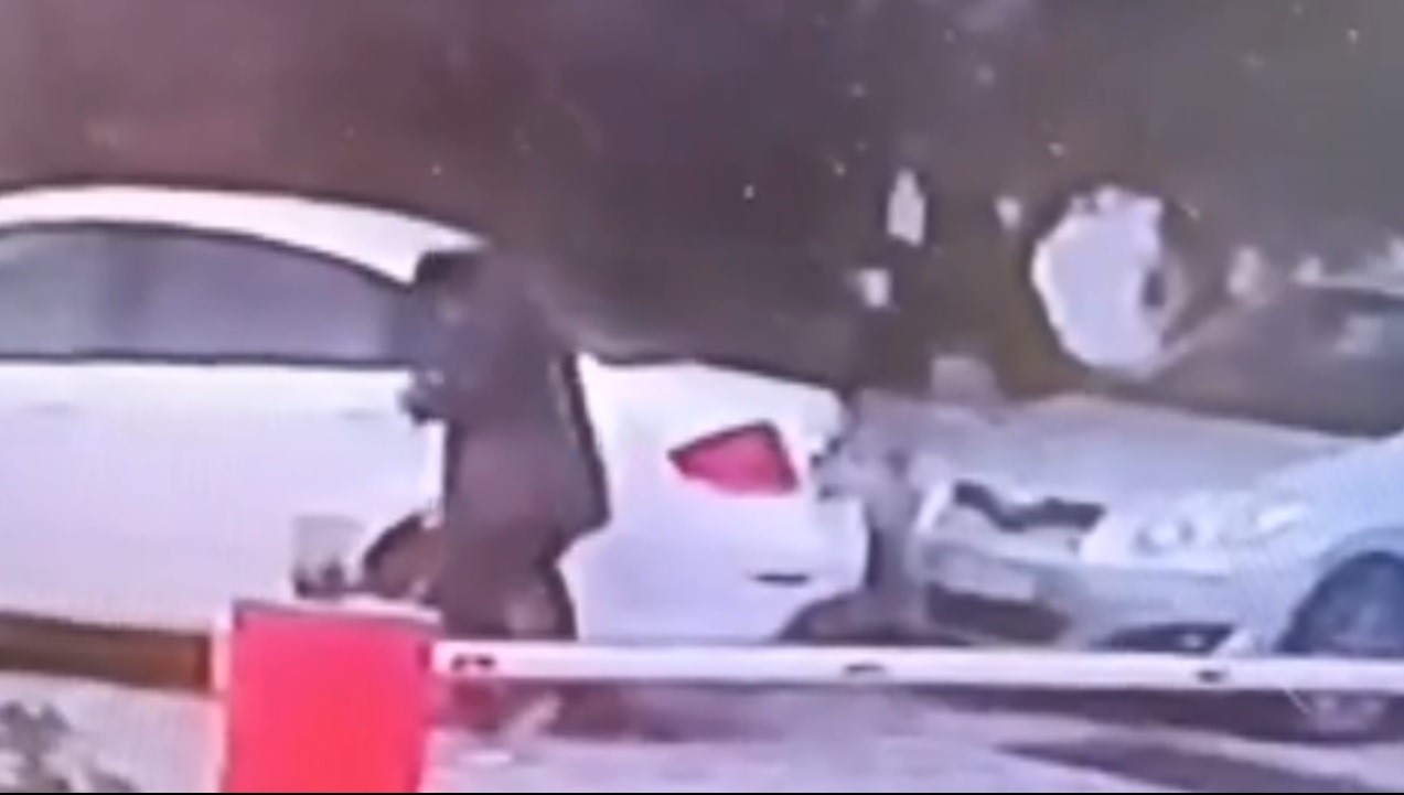 Araçların lastiklerini kesen şahıs, güvenlik kamerasına yakalandı