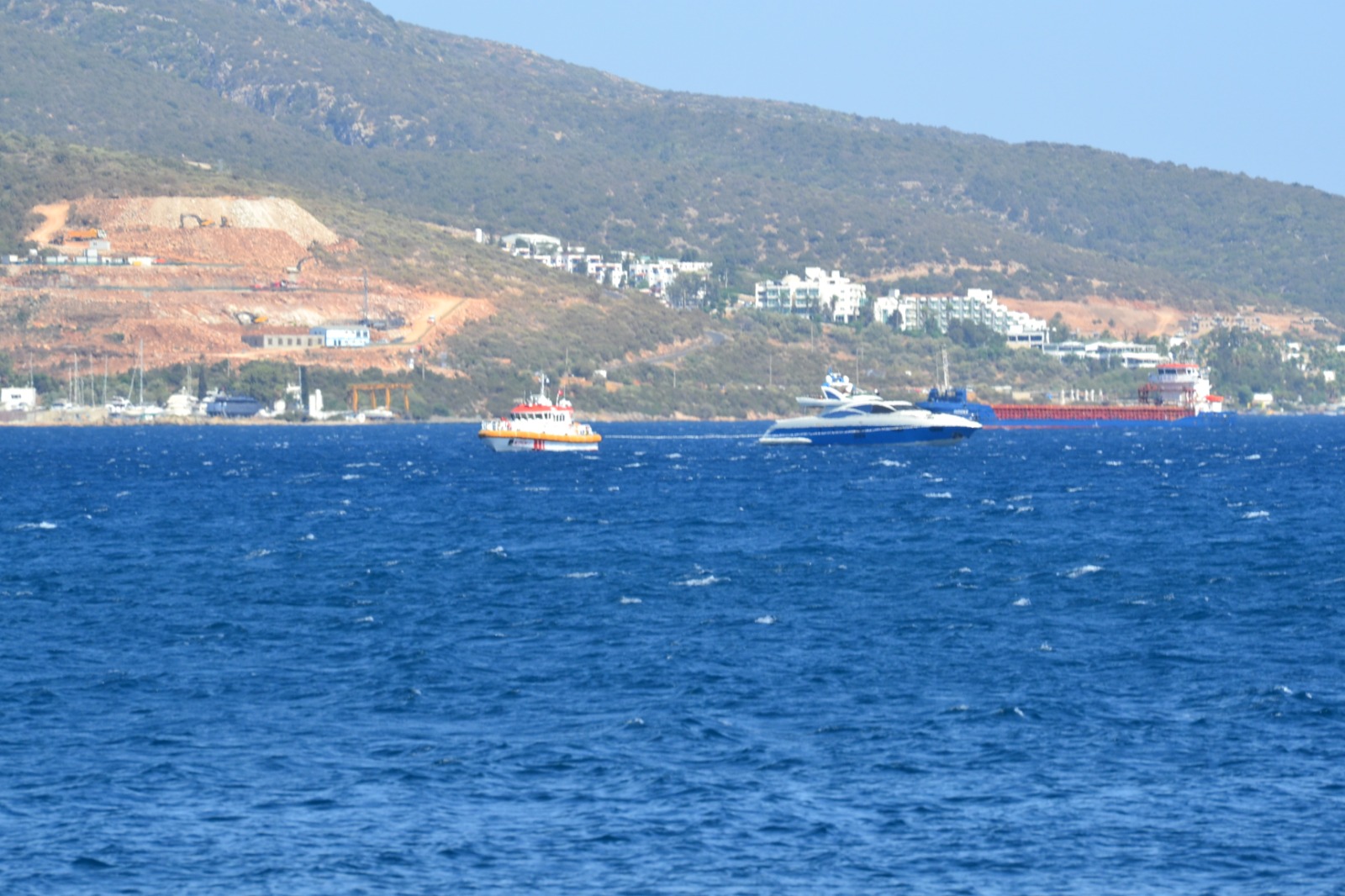 Denizde fırtınalı saatler! Arızalanan Bodrum - Kos feribotunu gemi kurtarma ve sahil güvenlik kurtardı 