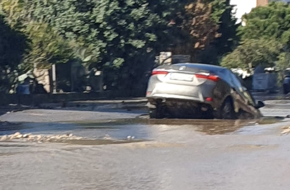 SON DAKİKA! İçme suyu isale hattı patladı! Yol çöktü, araç içine girdi! 