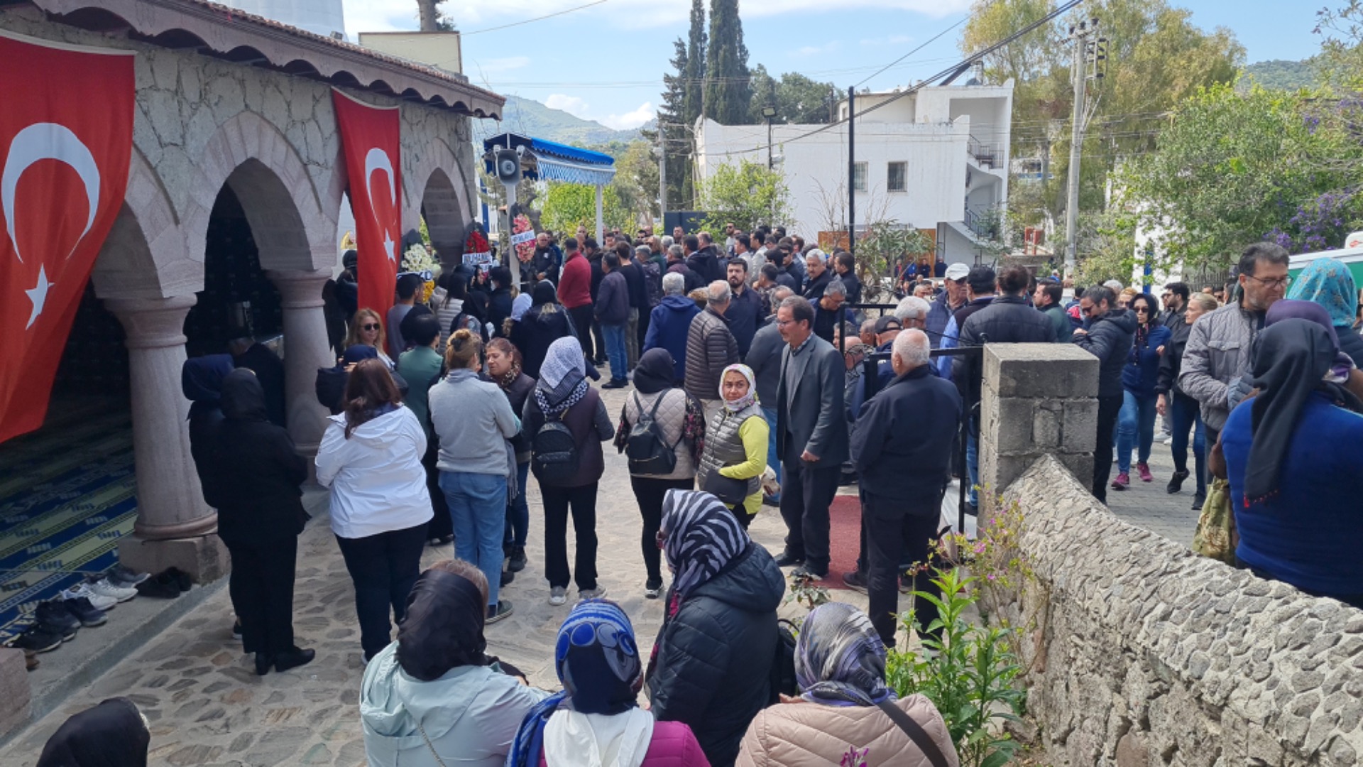Annesi ve kardeşini öldürüp intihar eden Akpınar, toprağa verildi 