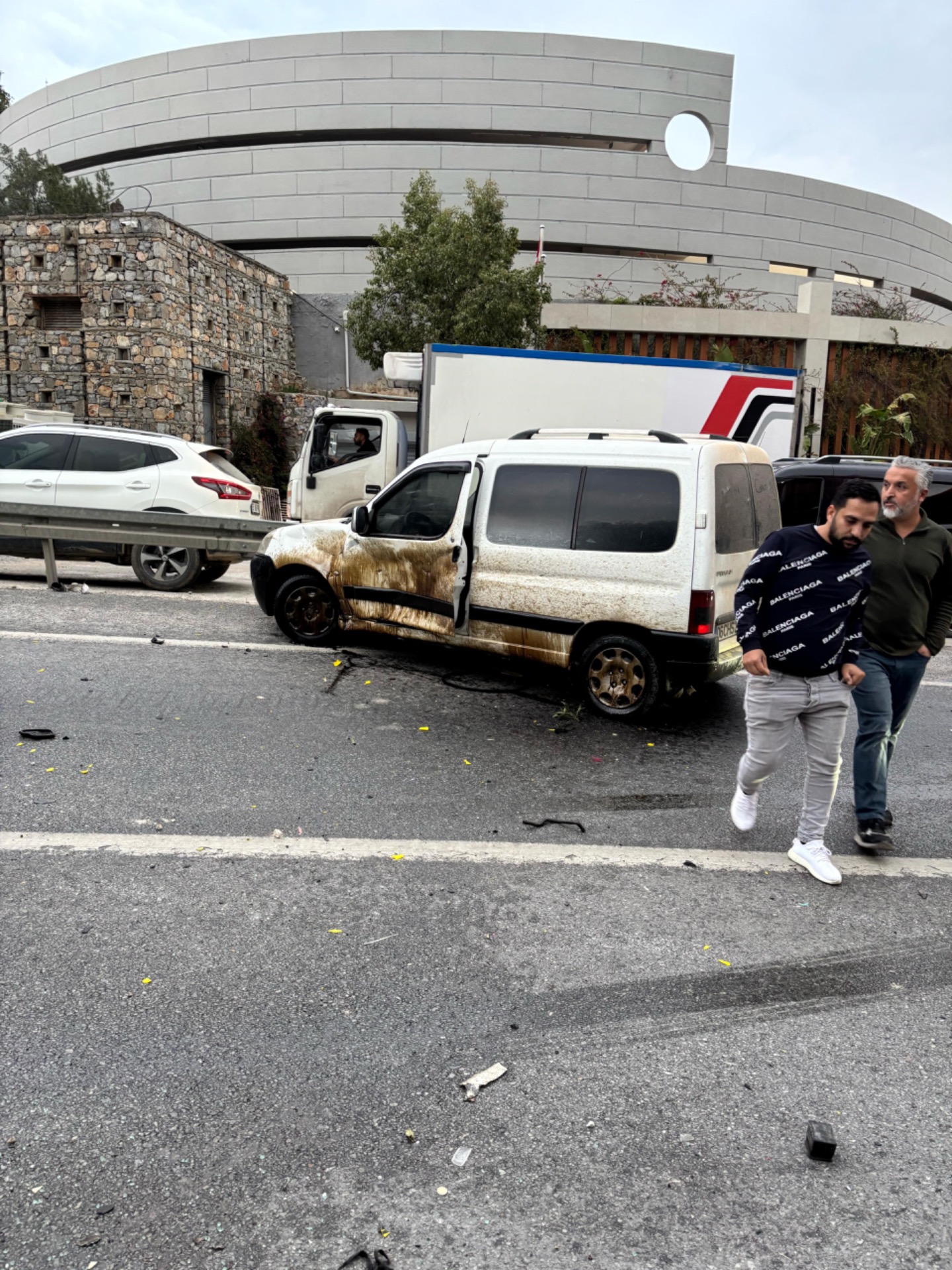 Virajı alamadı, karşı şeride geçerek taksiye çarptı