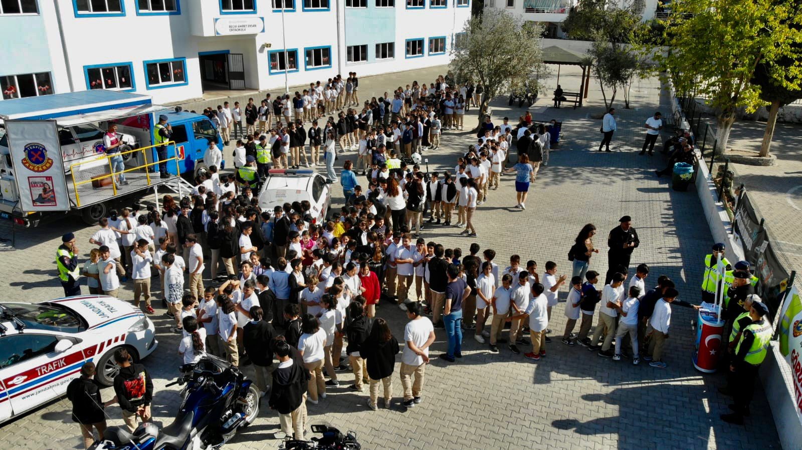  Bodrum'da öğrencilere uygulamalı emniyet kemeri eğitimi verildi