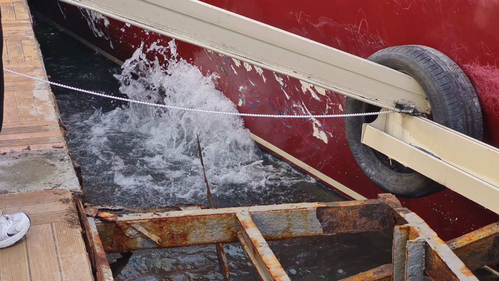  Yüzer disko Catamaran için kurtarma çalışması yapılıyor