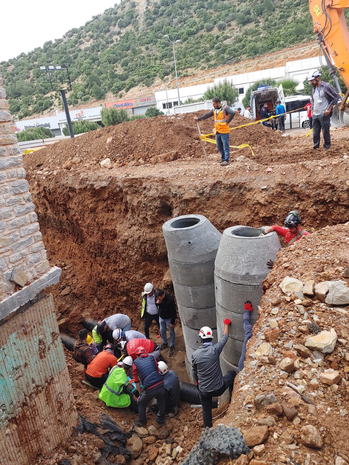 Bodrum'da işçiler toprak altına kaldı