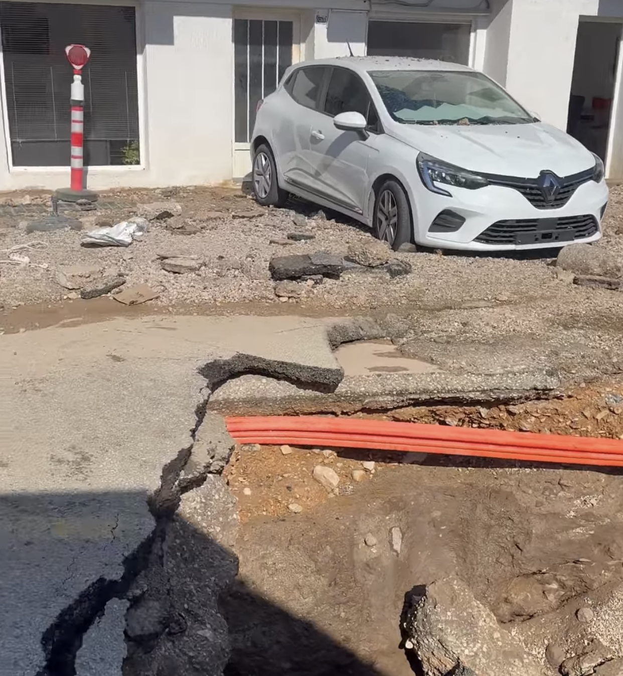 Artık yeter! Bitez’de ana su isale hattı patladı! 