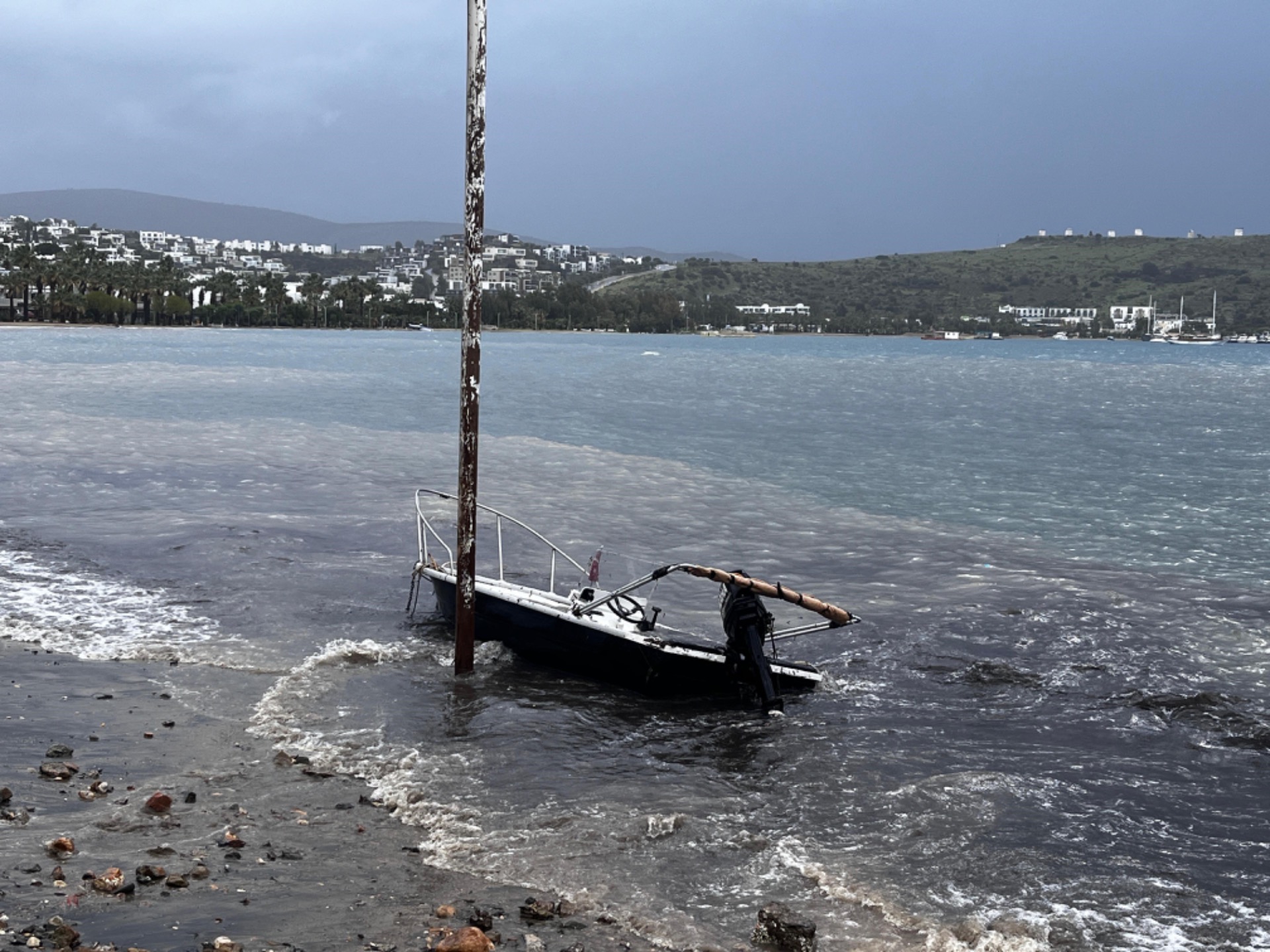 Bodrum’da fırtına ve sağanak yağış etkili oldu