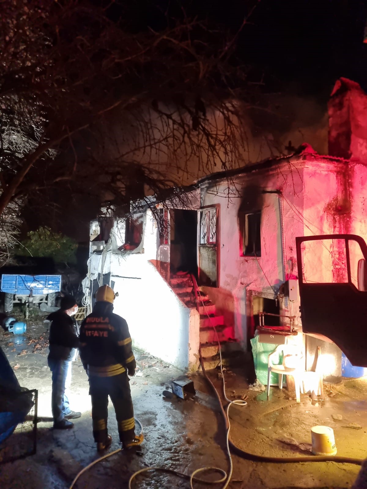  Milas'ta iki katlı ev küle döndü