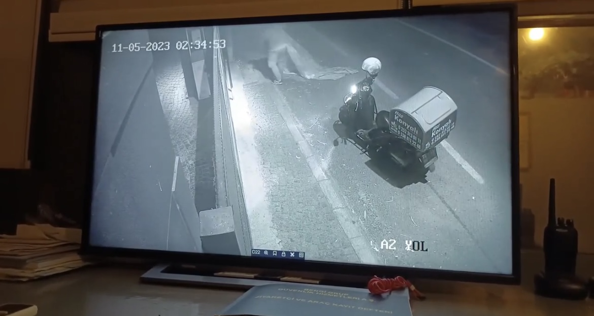 Düşen Türk Bayrağını yerden alıp yeniden asan motosikletli kurye takdir topladı 