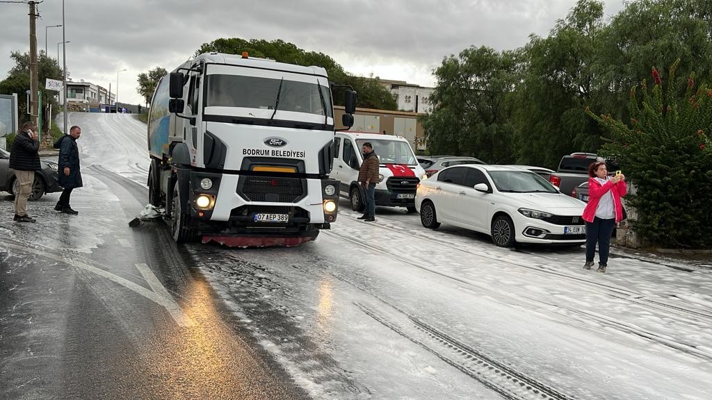 Kar değil köpük! Bodrum’da yol aniden köpürdü