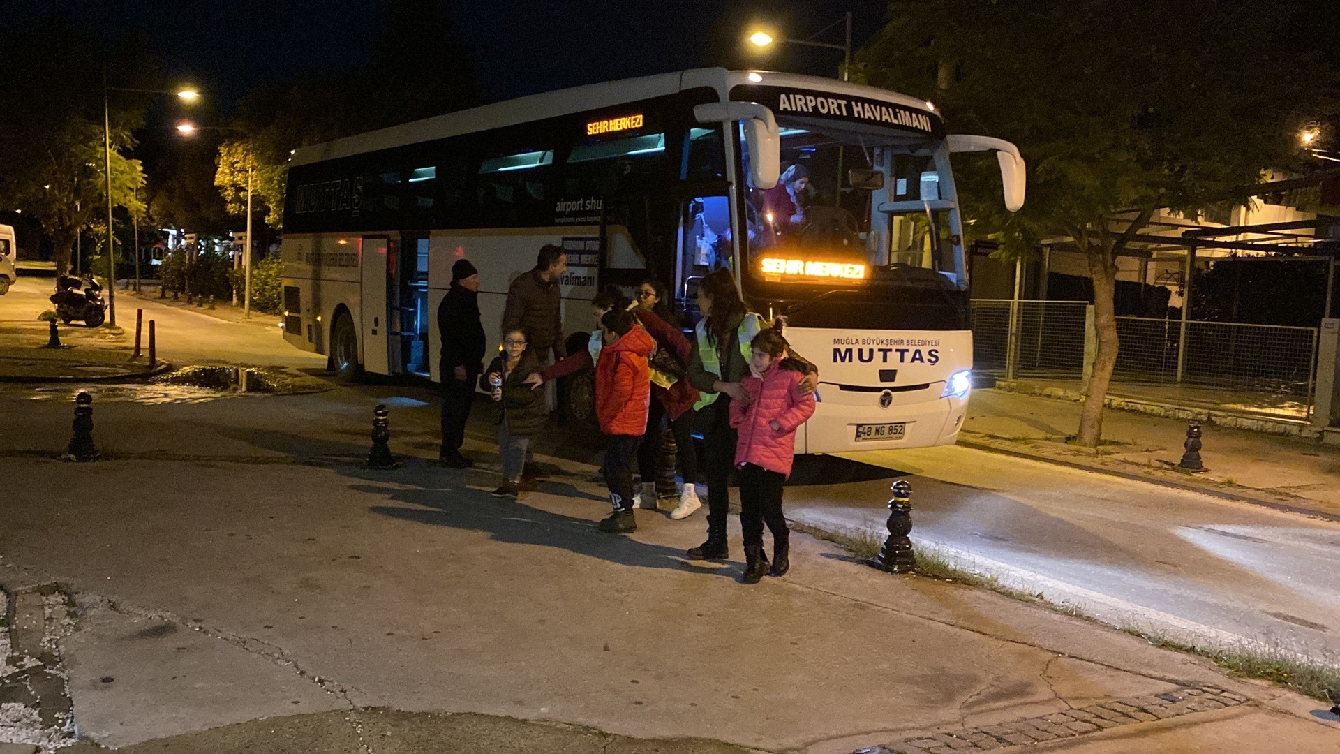 Havayolu ile Bodrum’a getirilen 112 depremzede otellere yerleştirildi