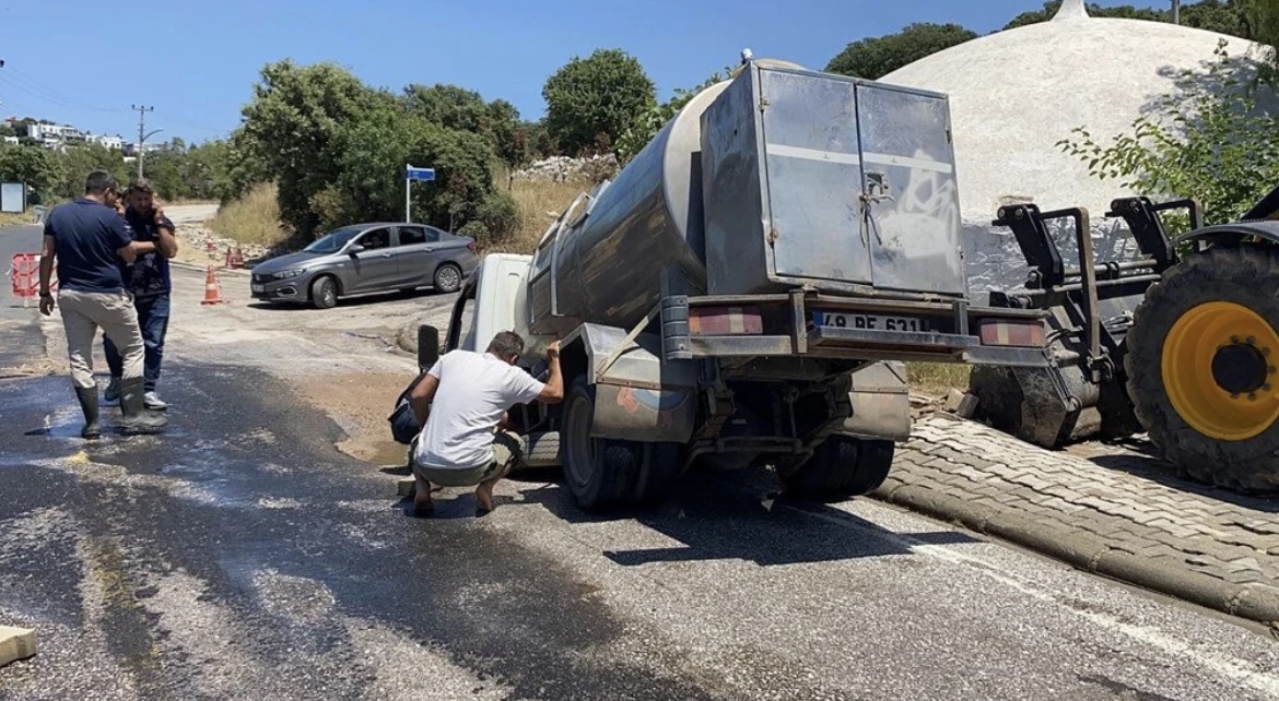 Bodrum'da ana isale su hattı patladı: Tanker çukura düştü
