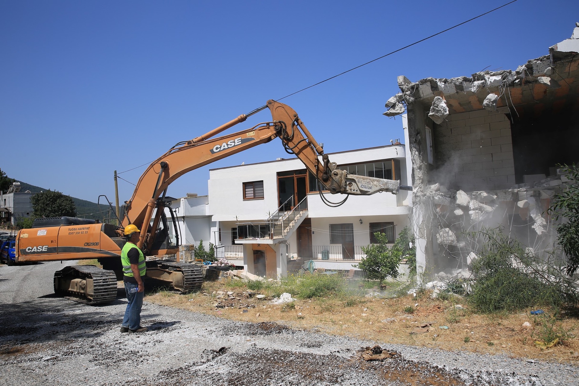 Bodrum'da imara aykırı yapılar yıkılıyor