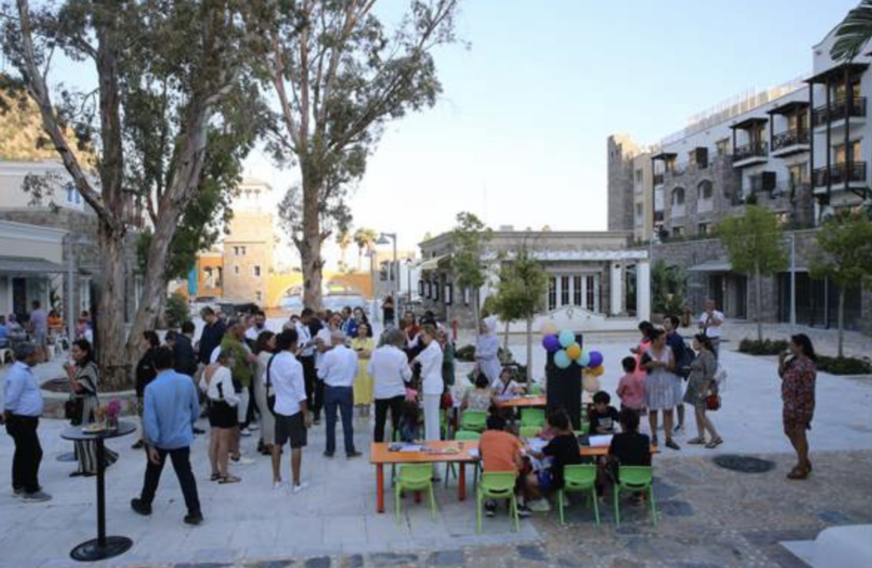 Ressam Devrim Erbil, Bodrum'da kitabının tanıtımına katıldı 