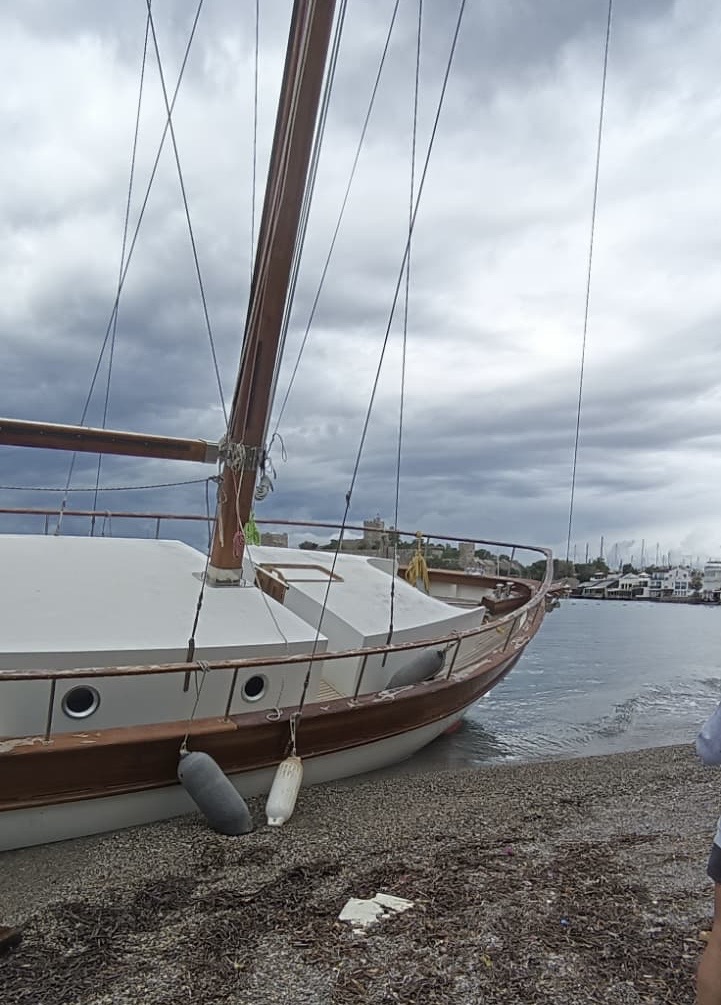 Bodrum’u ve Kos’u Fırtına Vurdu: 15 Metrelik Yelkenli Sahile Oturdu