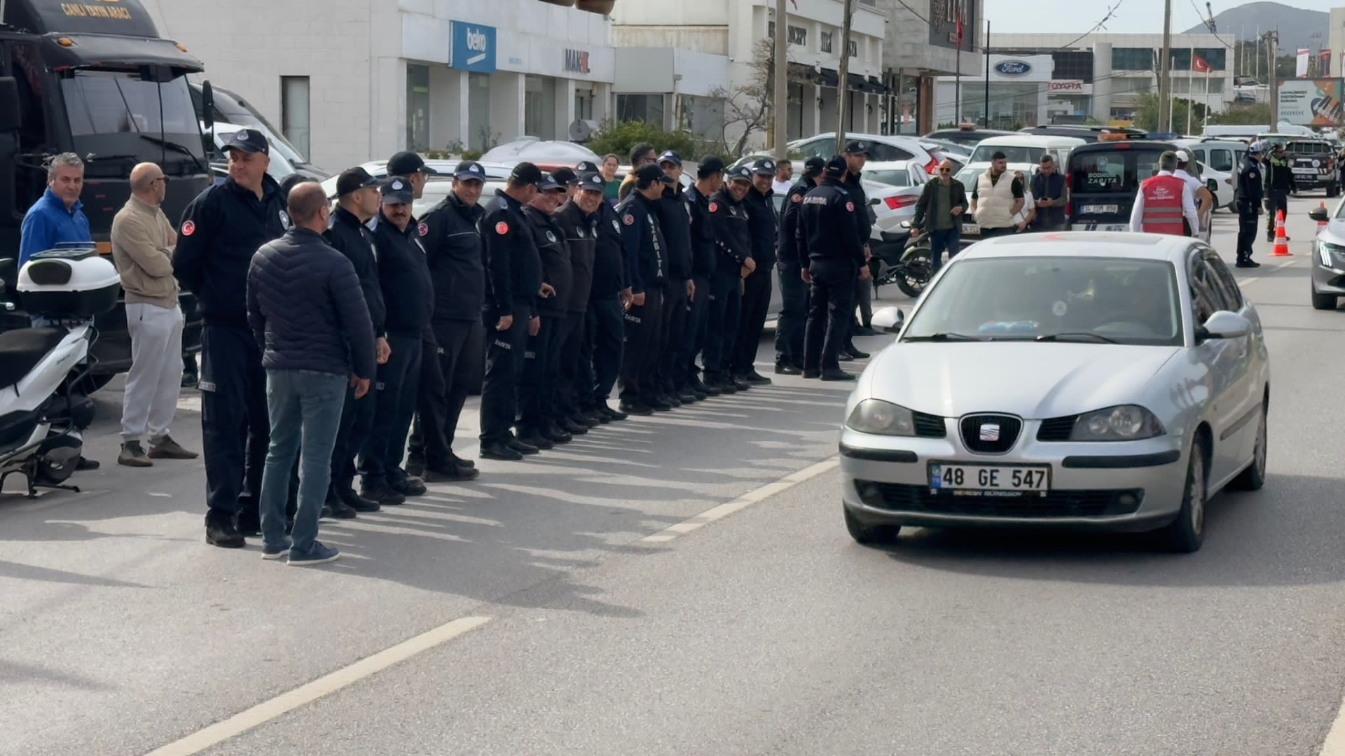 Bodrum’un Kamu çalışanı zabıtalar, CHP’li Ali Mahir Başarır’ı hazır olda saatlerce bekledi!